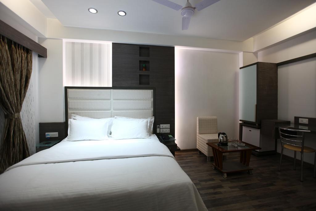 Atithi The Hotel Ahmedabad Esterno foto